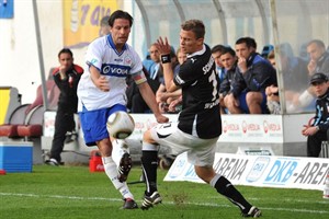 Hansa Rostock vs. Sandhausen - Sebastian Pelzer im Zweikampf mit Julian Schauerte