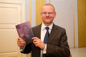 Holger Helbig mit der neuesten Ausgabe des Uwe Johnson Jahrbuchs