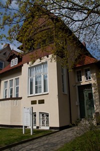 Zwei Plaketten erinnern an dem Haus in der Dehmelstraße an den Aufenthalt Moritz Schlicks und Albert Einsteins in Rostock