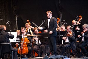 Nicholas Milton dirigiert die Norddeutsche Philharmonie Rostock in der 13. Klassik-Nacht im Zoo