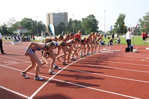 Start des 800-Meter-Laufs der Altersgruppe W13