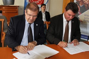 Kooperationsvertrag zwischen der Uni Rostock und dem FC Hansa Rostock - Prof. Dr. Wolfgang Schareck und Bernd Hofmann