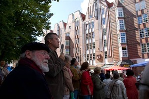 Peter Baumbach und Wolfgang Friedrich erläutern die Entstehung des Fünfgiebelhauses vor 25 Jahren