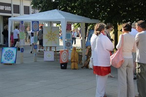 Kunsthandwerkermarkt vor Teepott und Leuchtturm Warnemünde