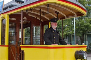 Der Fahrer der 85 Jahre alten Straßenbahn in traditioneller Uniform