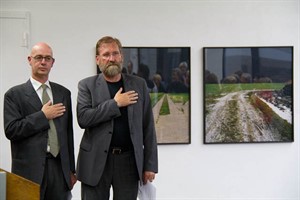 Alexander Ludwig und Udo Nagel während der Arkadischen Nationalhymne