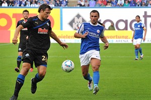 FC Hansa Rostock vs. SC Paderborn 07: Marcel Schied im Zweikampf mit Sören Gonther