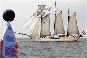 Lärmtelefon zur Hanse Sail 2011 - laut wird es eher auf den Bühnen als auf den Segelschiffen