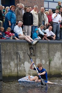 Pappbootrennen auf der Rostocker Warnow