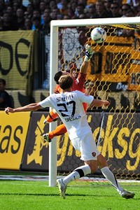 Sebastian Schuppan (Dynamo Dresden) klärt den Kopfball von Ziegenbein auf der Linie