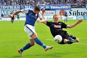 Timo Perthel (Hansa Rostock) im Zweikampf mit Jens Wissing (SC Paderborn)