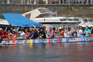 Die Zuschauer üben für das "Fun-Rennen"