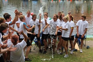 Sie lassen den Siegersekt lieber sprudeln als ihn zu trinken: die Mitglieder des Jugendnationalteams