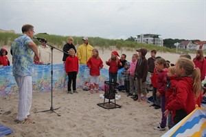 Matthias Meyer-Göllner und sein Publikum beim Ritterrüstungs-Tanz