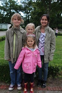 Sandra Richter (l.), Josefin (h.) und Vanessa Koball (v.) mit Sarah Richter (r.)