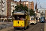 Korso historischer Straßenbahnen durch Rostock