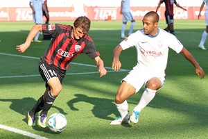 Andreas Buchner (Ingolstadt) im Zweikampf mit Mohammed Lartey (Hansa Rostock)