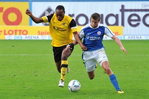 Björn Ziegenbein (Hansa Rostock) im Duell mit Reinhold Yabo (Alemannia Aachen)