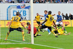 Kevin Pannewitz scheitert nach einer Ecke von Mohammed Lartey aus nächster Distanz an Aachen-Keeper Boy Waterman