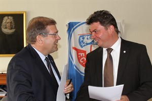 Kooperation zwischen Hansa Rostock und der Universität: Studenten-Aktion zum Spiel gegen den VfL Bochum (Professor Dr. Wolfgang Schareck, Rektor der Uni Rostock und Bernd Hofman, Vorstandsvorsitzender des FC Hansa Rostock)