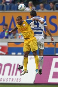 Mohammed Lartey (Hansa Rostock) im Zweikampf mit Dzemal Berberovic (MSV Duisburg) 