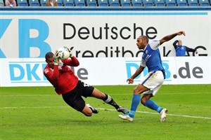 Die wohl größte Chance: Mohammed Lartey (Hansa Rostock) scheitert in der Nachspielzeit an Aachens Schlussmann Boy Waterman