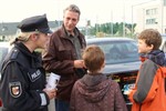 Polizeikontrolle mit Schülern der Kinderkunstakademie