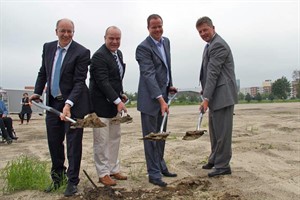 1. Spatenstich „Groter Pohl“ - OB Roland Methling, Dr. Helmut Schmidt (Vorsitzender des Wirtschaftsausschusses), Dirk Peschke (BM Brezel GmbH), Christian Weiß (Rostock Business)