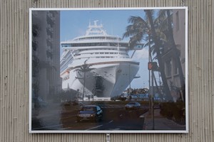 „Stop“ signalisiert die Ampel auf diesem Foto der „Beyond The Horizon“ Ausstellung in Warnemünde anlässlich der Hanse Sail 2011