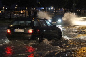 Wassermassen auf der L22 nach den unwetterartigen Regenfällen in Rostock