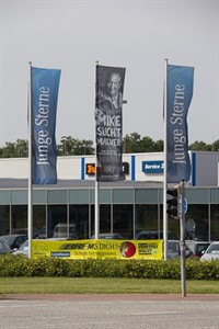 Banner vor der Autobahnauffahrt an der Tessiner Straße