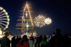 Die Gorch Fock strahlt zwischen Feuerwerk und Riesenrad