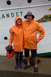 Angelika und Karl-Heinz Friedemann im perfekten Outfit für die ersten beiden Sail-Tage: Regenjacke und Gummischuhe