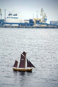 Vor der Kulisse des Rostocker Seehafens schippern an diesem Wochenende 61 Modellschiffe