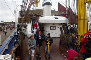 Publikumsmagnet "Gorch Fock": In fünf Stunden bereits 4.000 Besucher