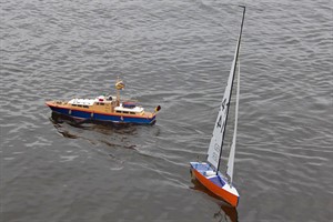 Der Wind bläst in die Segel des kleinen Bootes