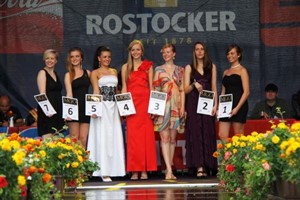 Miss Hanse Sail 2011: Kandidatinnen in Abendkleidern