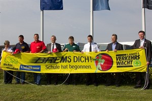 Beteiligt an der Aktion: Kerstin Lange (Polizei), Wilfried Schröder (Auto-Schröder), Frank Fleischhauer (ACE), Wolfgang Ott (Dekra), Detlef Wunderlich (Verkehrwacht), Michael Ebert (Polizei), Klaus Lange (Vertreter der Hansestadt), Harald Schneider (Mercedes) (v.l.n.r.)