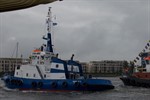 Schlepper holen die großen Segelschiffe an den Liegeplatz