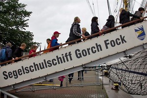 Auch ohne Gedrängel ging es in der Schlange zum Schiff zügig voran