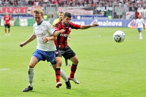 Dominic Peitz (Hansa Rostock) im Zweikampf mit Ümit Korkmaz (Eintracht Frankurt)