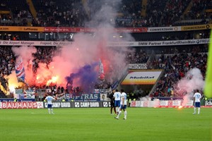 Eintracht Frankurt gegen Hansa Rostock: Bengalisches Feuer und Feuerwerkskörper im Gästeblock der Hansa-Anhänger