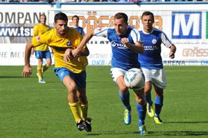 Hansa Rostock - Karlsruher SC: Tino Semmer setzt sich gegen Giuseppe Aquaro durch