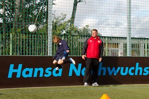 Der FC Hansa Nachwuchs beim Kopfballtraining