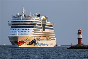 Kreuzfahrtschiff AIDAblu vor Warnemünde