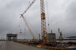 Am Liegeplatz 54 im Hafen Rostock wird der neue Scandlines-Fähranleger gebaut