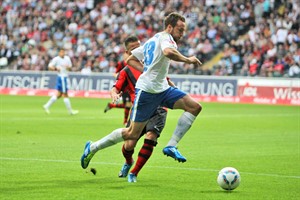 Tino Semmer (Hansa Rostock) im Duell mit Benjamin Köhler (Eintracht Frankfurt)