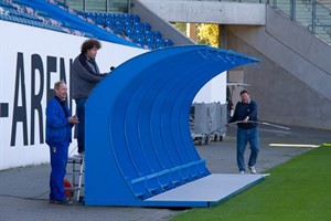 Neue Trainerbänke wurden in der Rostocker DKB-Arena installiert