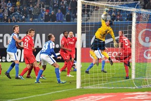 Hansa Rostock - Energie Cottbus: Nach einer Lartey-Ecke sorgt Matthias Holst in der Nachspielzeit für den Ausgleich