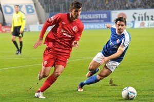 Rok Kronaveter - hier im Duell mit Sebastian Pelzer - gelang der Führungstreffer für Energie Cottbus